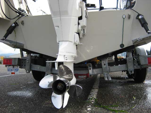Photo: Boston Whaler REVENGE 25 transom