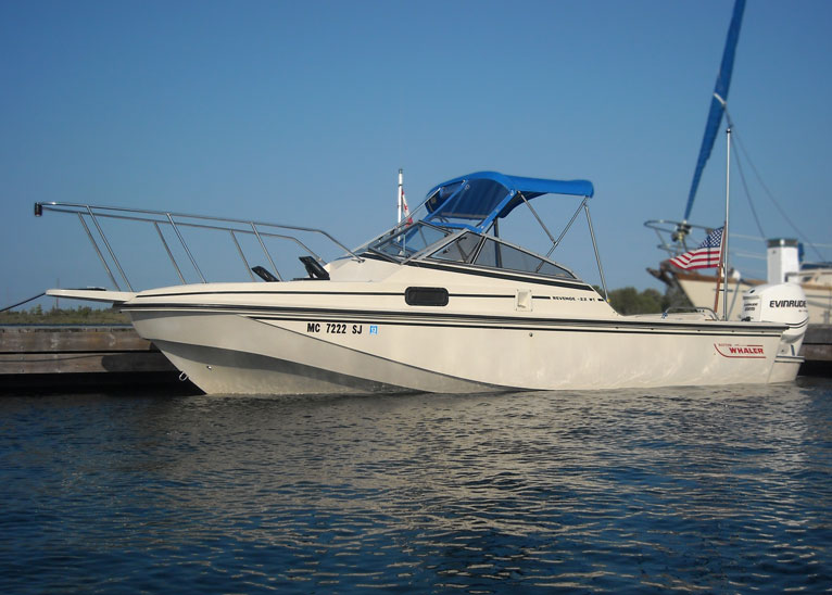 Photo: Boston Whaler REVENGE 22 W-T WD