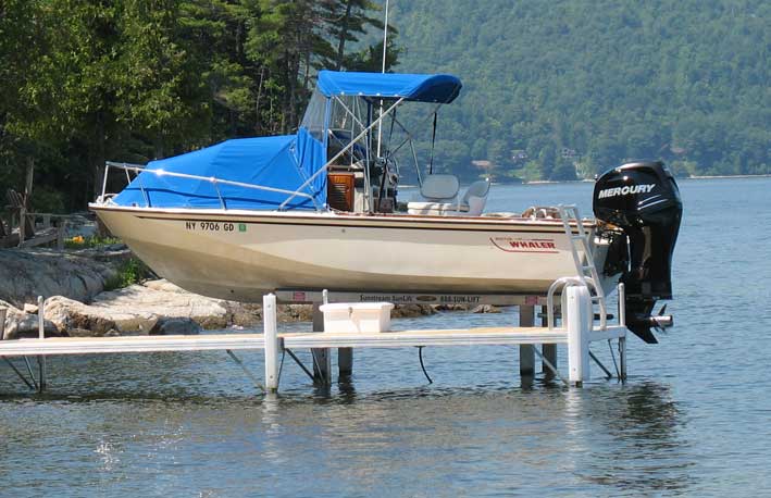 Photo: Boston Whaler OUTRAGE 18 with Mercury Verado L4