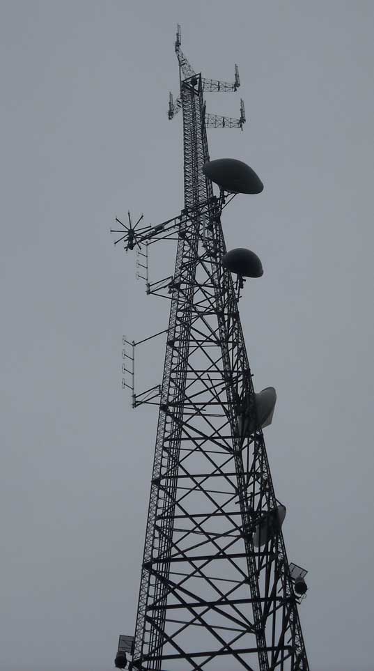 Antennas on upper portion of large tower.