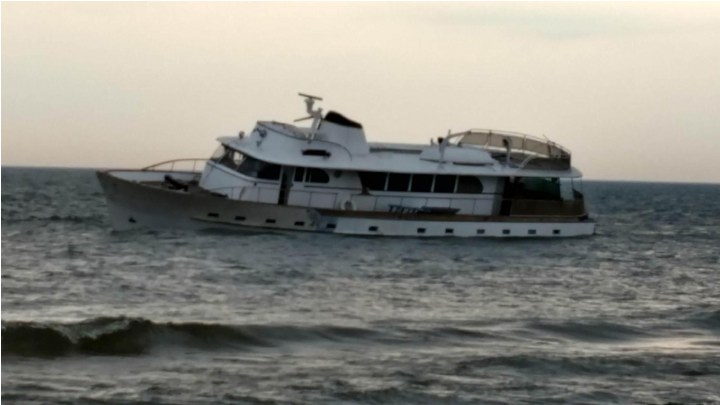 stranded76MotorYachtLakeMichigan.jpg