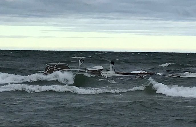 stranded76MotorYachtLakeMichigan_3.jpg