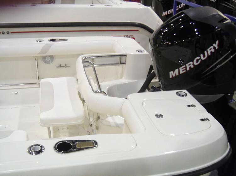 Photo: Boston Whaler 235 CONQUEST stern