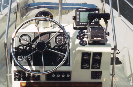 Photo: 1989 Whaler 25 Outrage Console