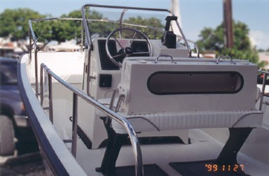 Photo: Whaler 17 Montauk console 1999