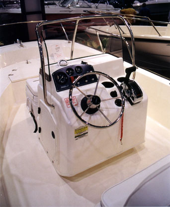 Photo: Boston Whaler 2002 170 Montauk console
