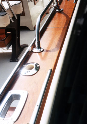 Photo: Whaler Outrage 18 Gunwale details