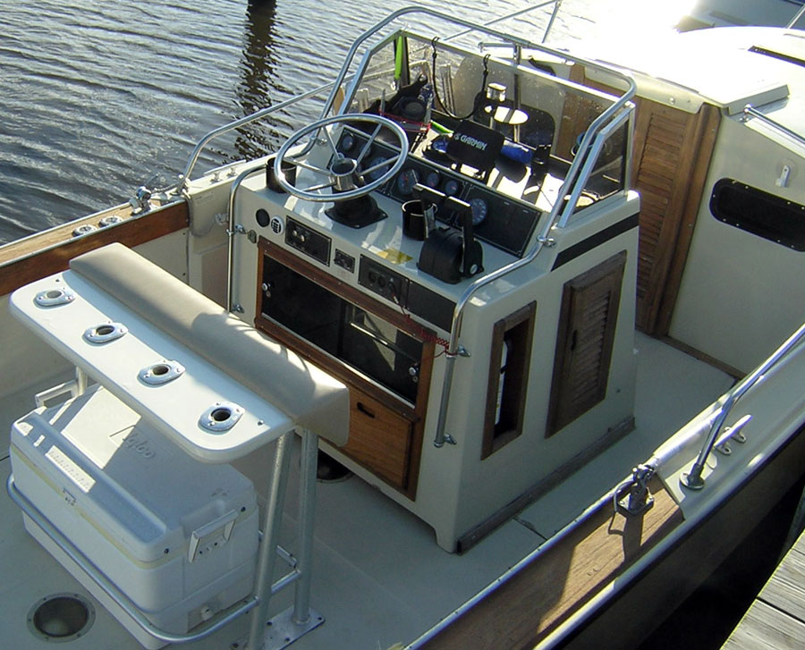 Photo: Boston Whaler OUTRAGE 25 Super Console and Leaning Post